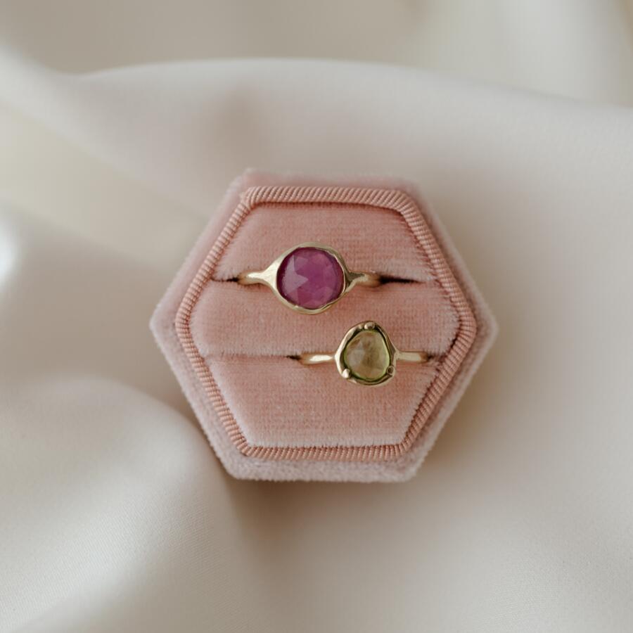 Anello con peridoto e griffes misura 15
