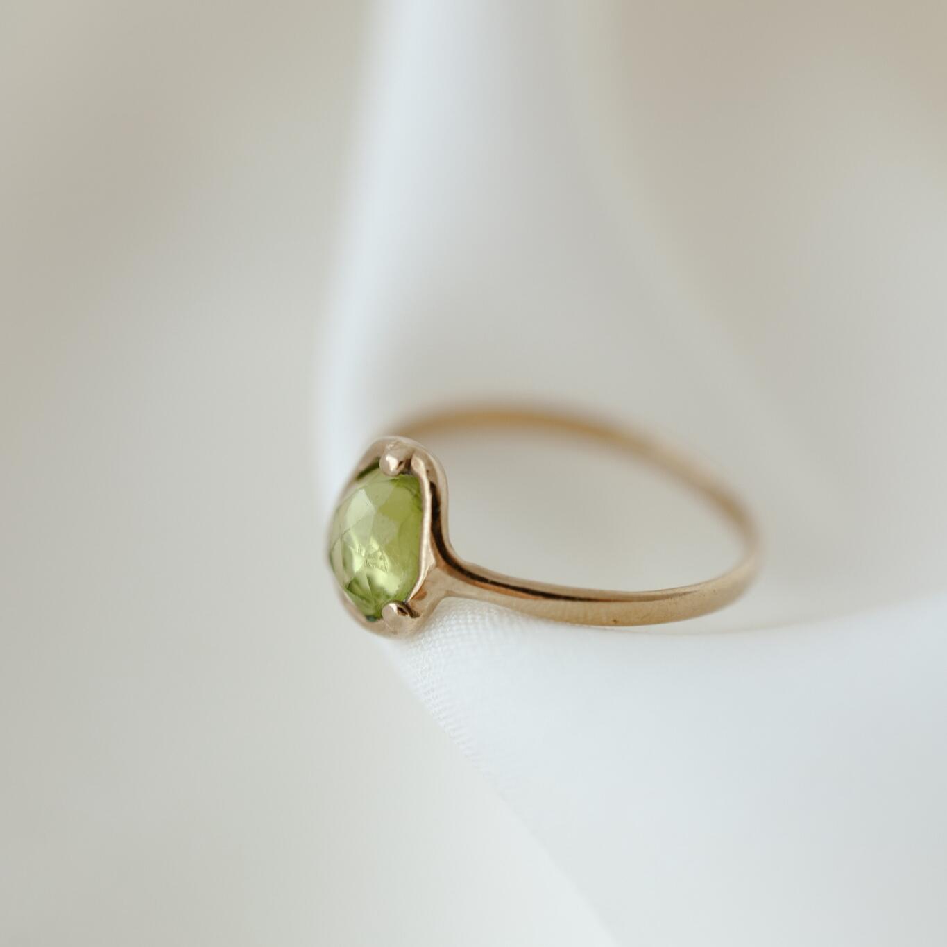 Anello con peridoto e griffes misura 15