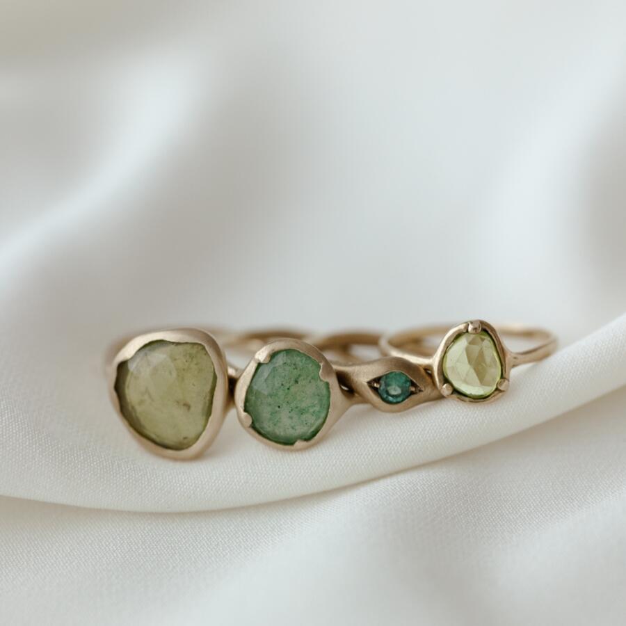 Anello con peridoto e griffes misura 15