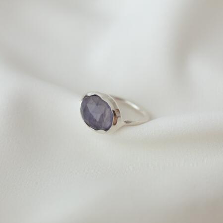Anello con iolite orizzontale misura 11