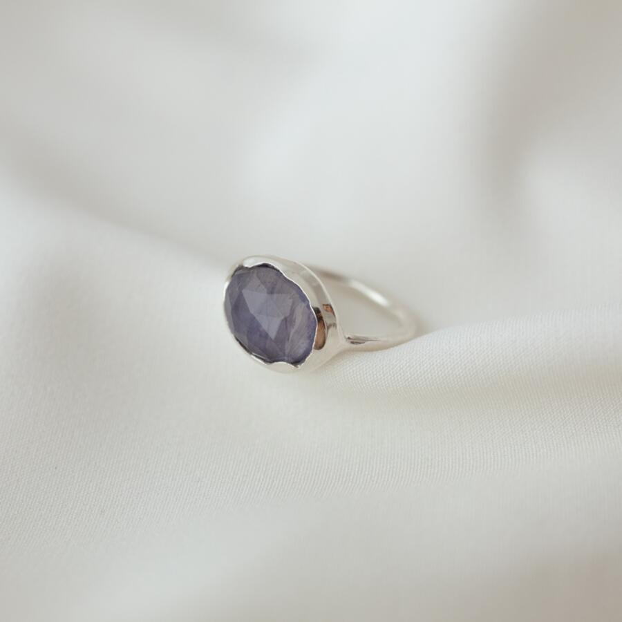 Anello con iolite orizzontale misura 11