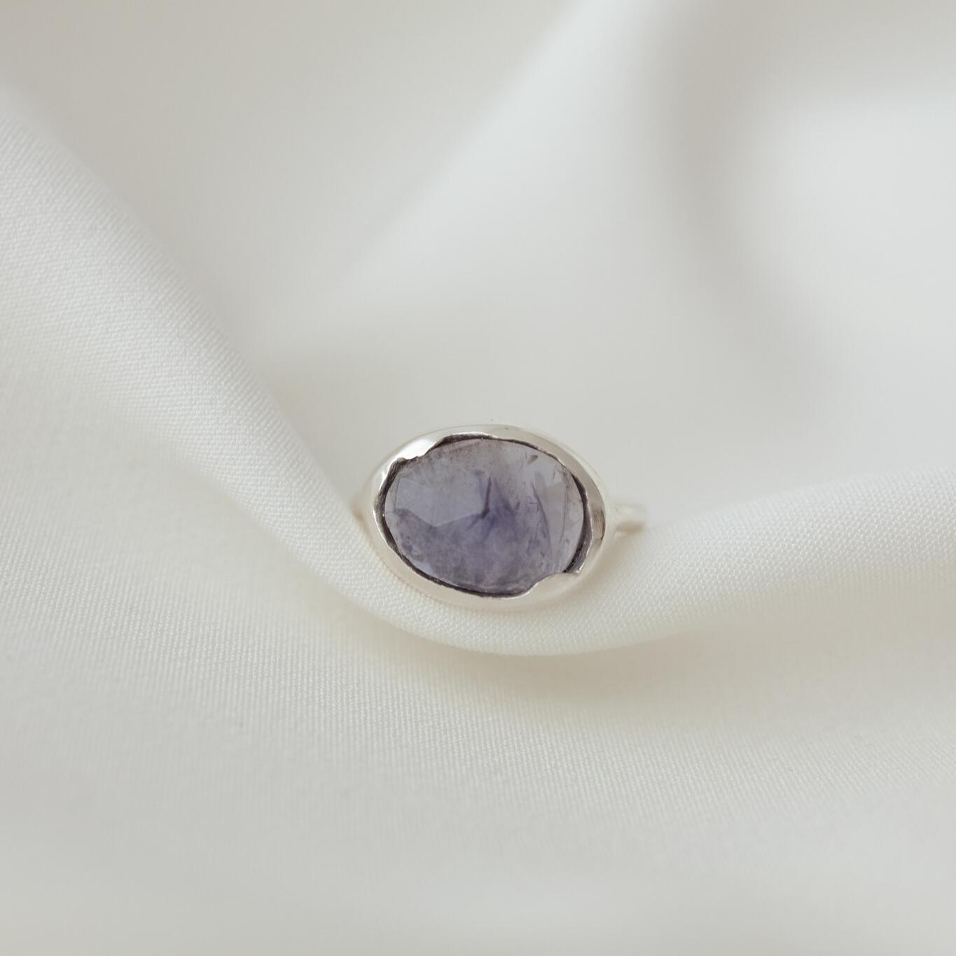 Anello con iolite orizzontale misura 11