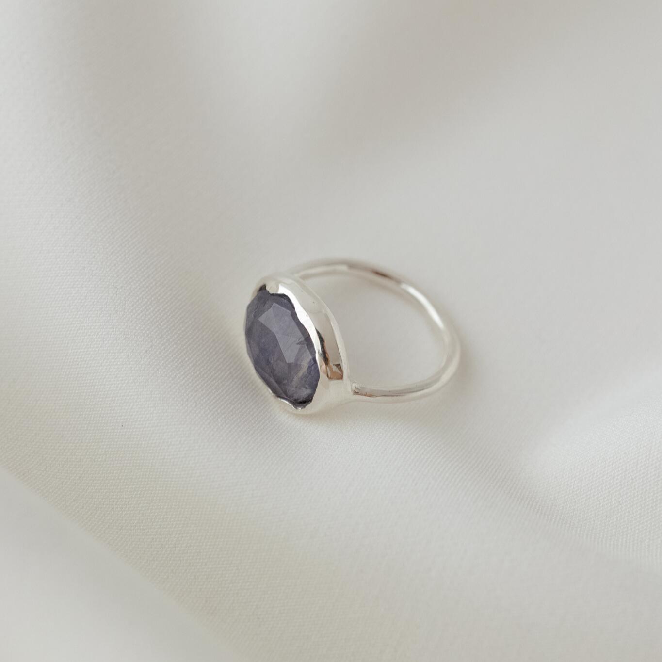 Anello con iolite orizzontale misura 11