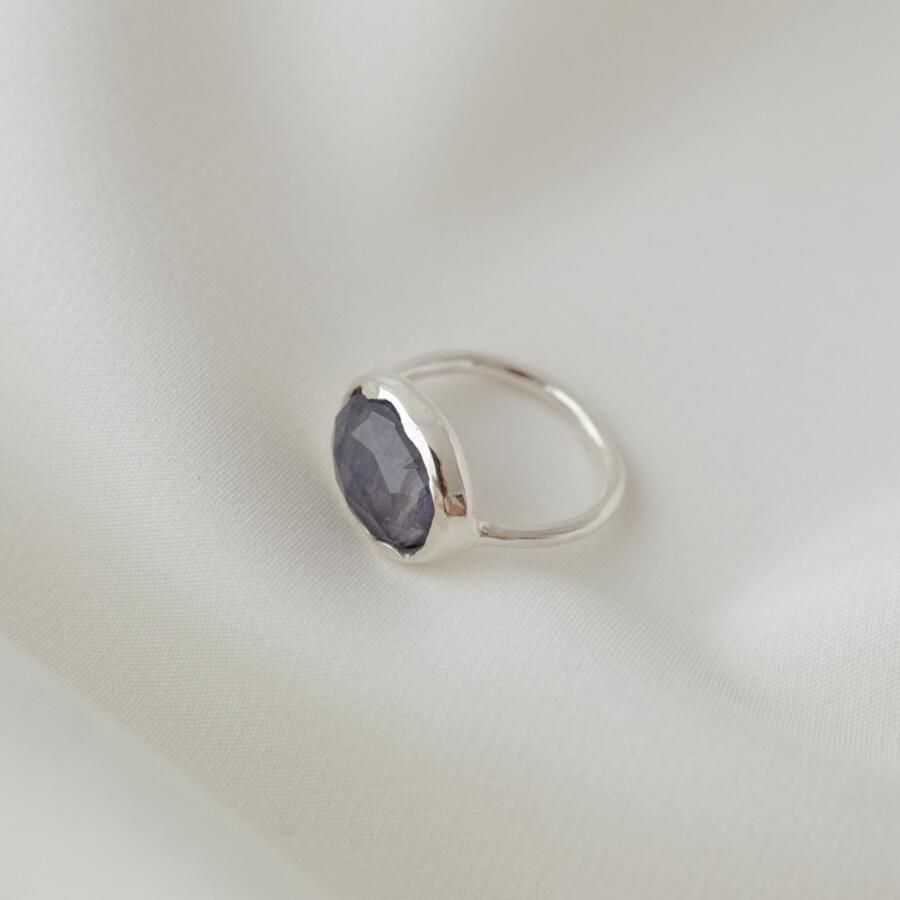 Anello con iolite orizzontale misura 11