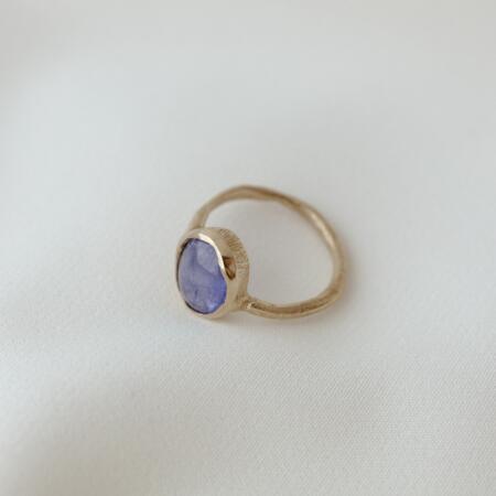 Anello con tanzanite liscia misura 14
