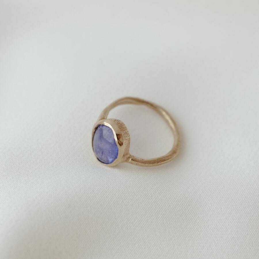 Anello con tanzanite liscia misura 14