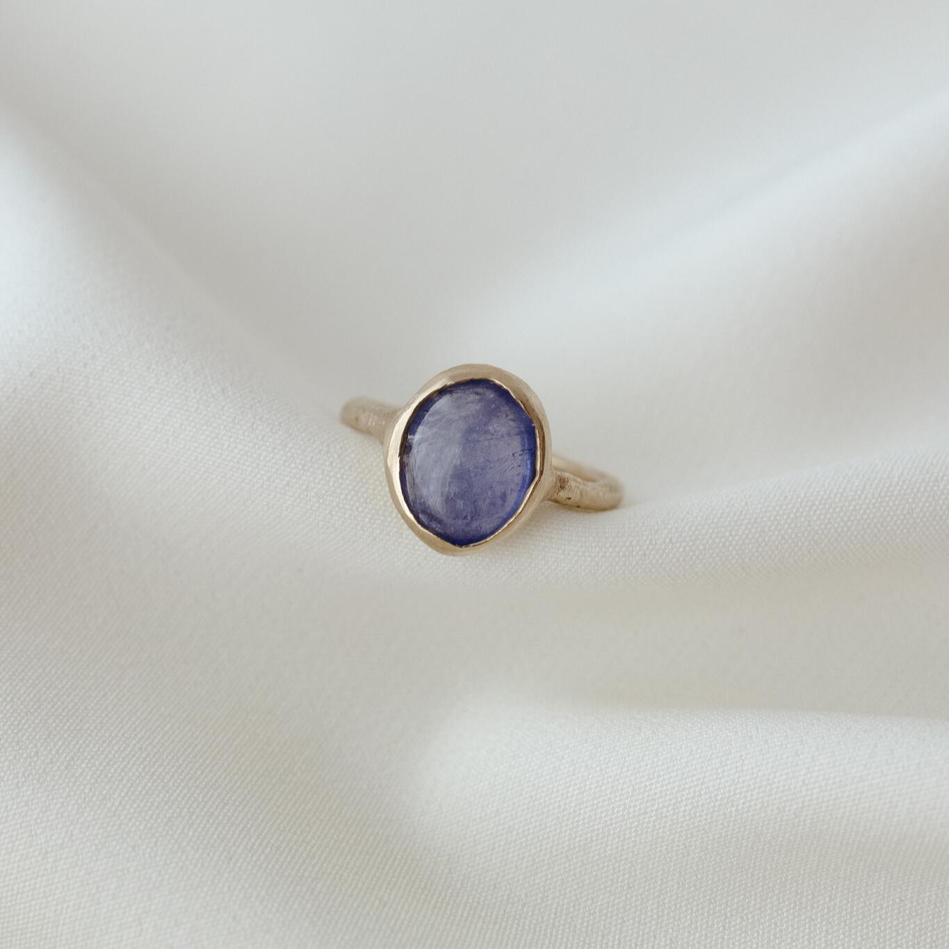 Anello con tanzanite liscia misura 14