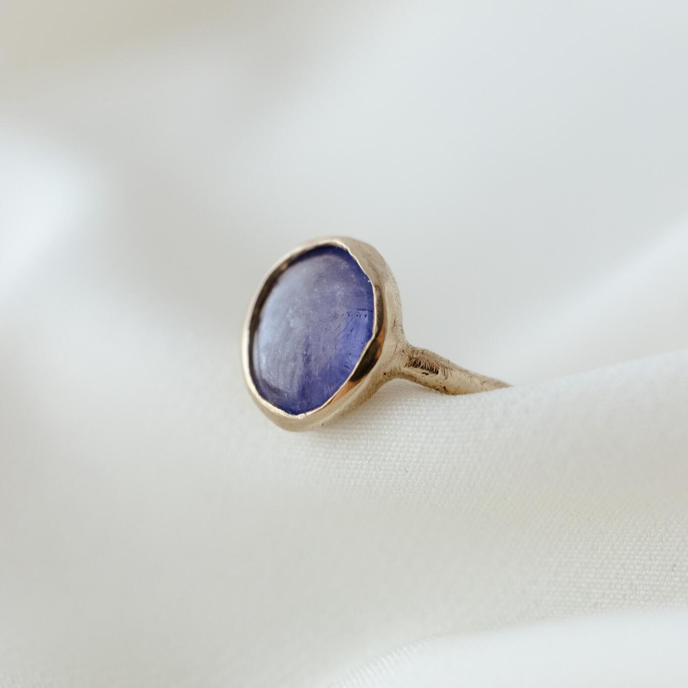 Anello con tanzanite liscia misura 14