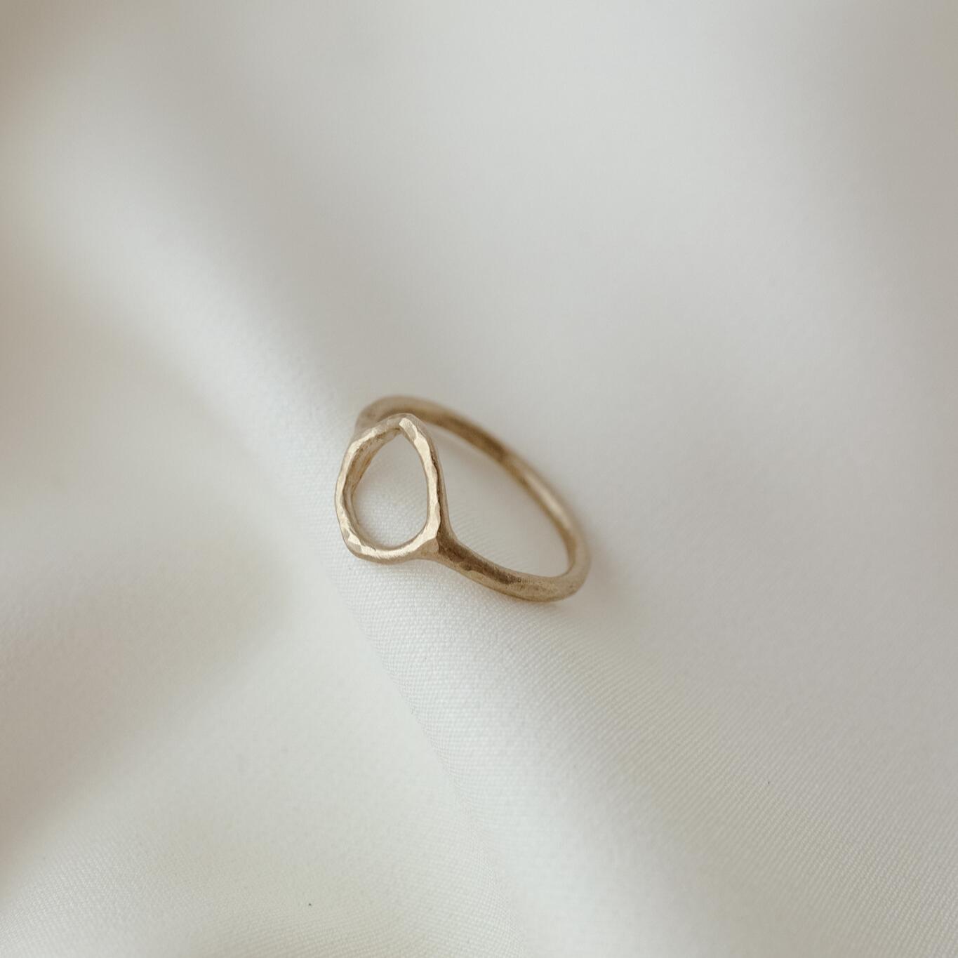 Anello con tondo vuoto martellato misura 14