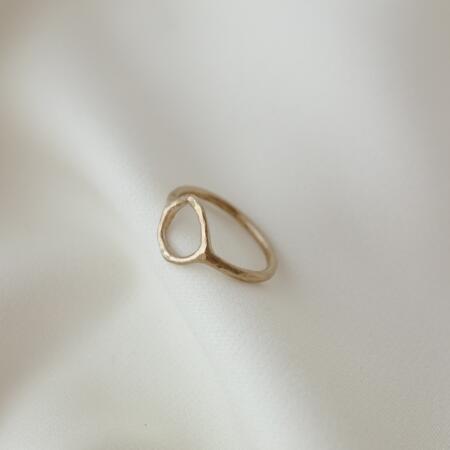 Anello con tondo vuoto martellato misura 14