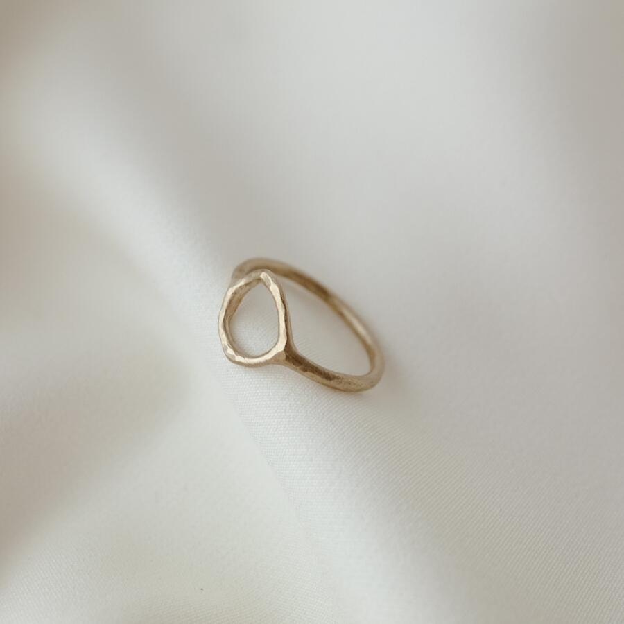 Anello con tondo vuoto martellato misura 14