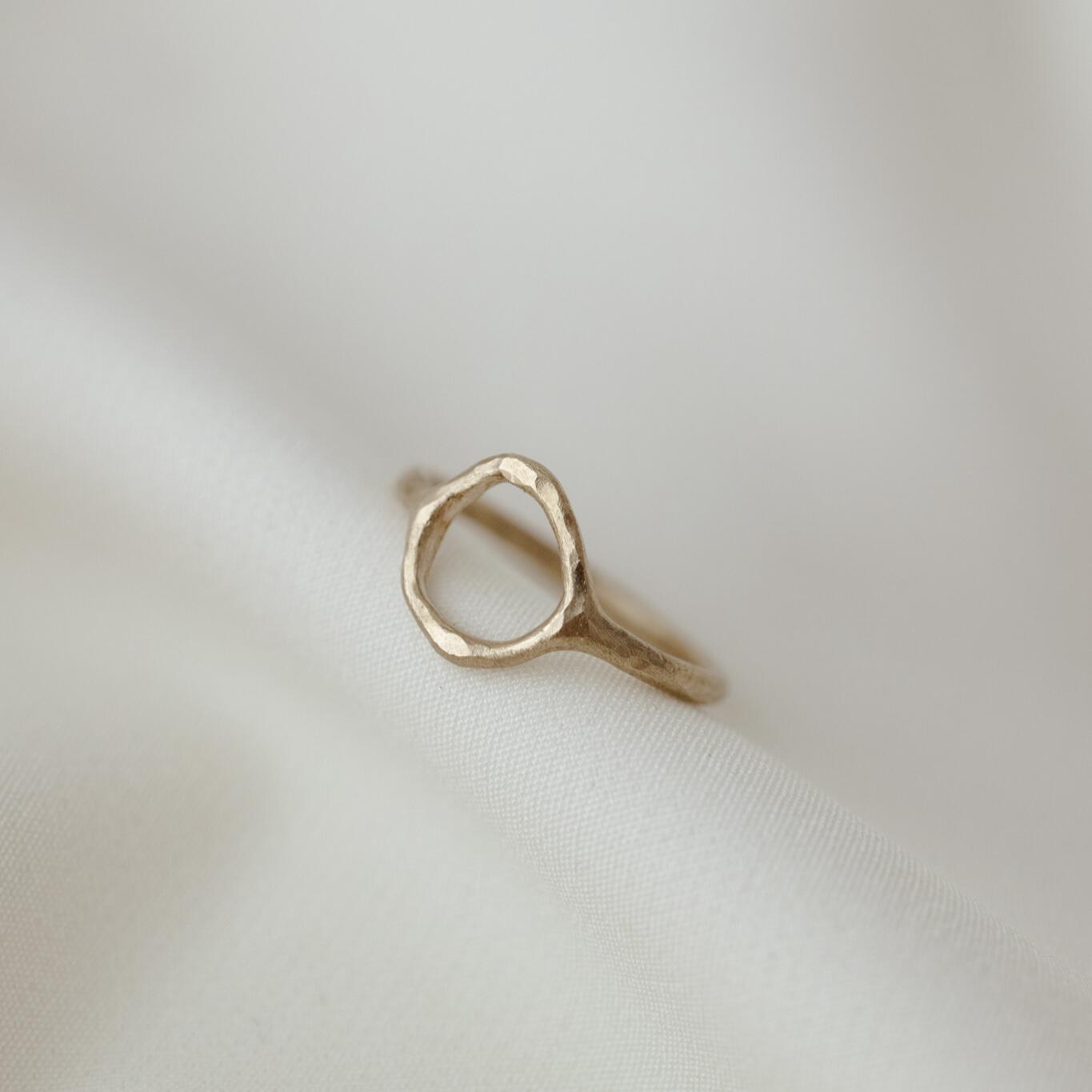 Anello con tondo vuoto martellato misura 14