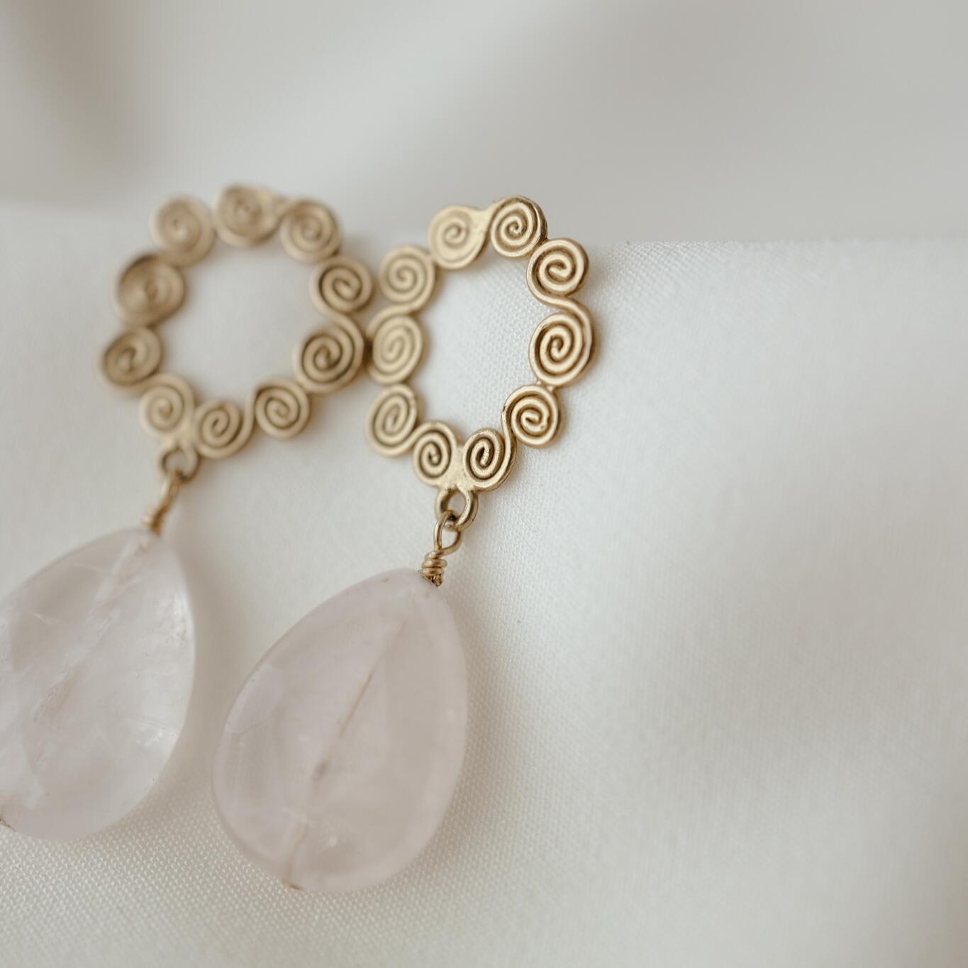 Orecchini con spirali e goccia di quarzo rosa
