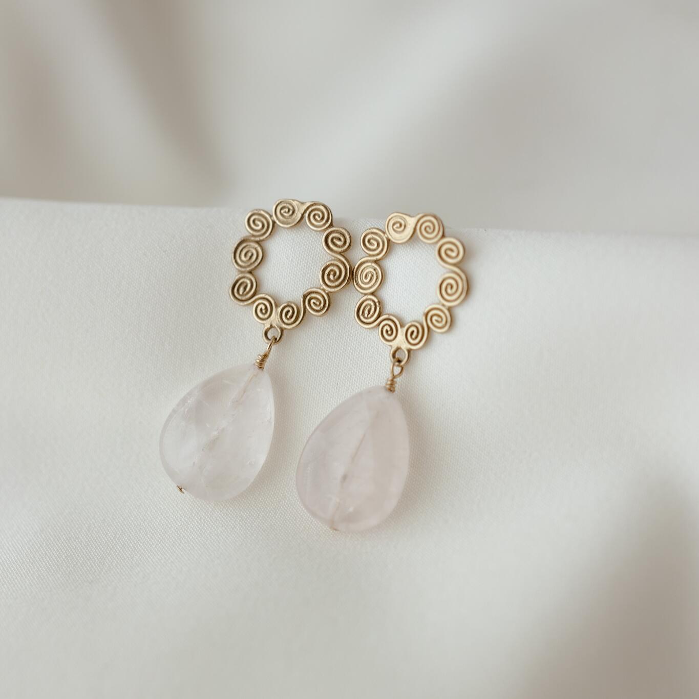 Orecchini con spirali e goccia di quarzo rosa