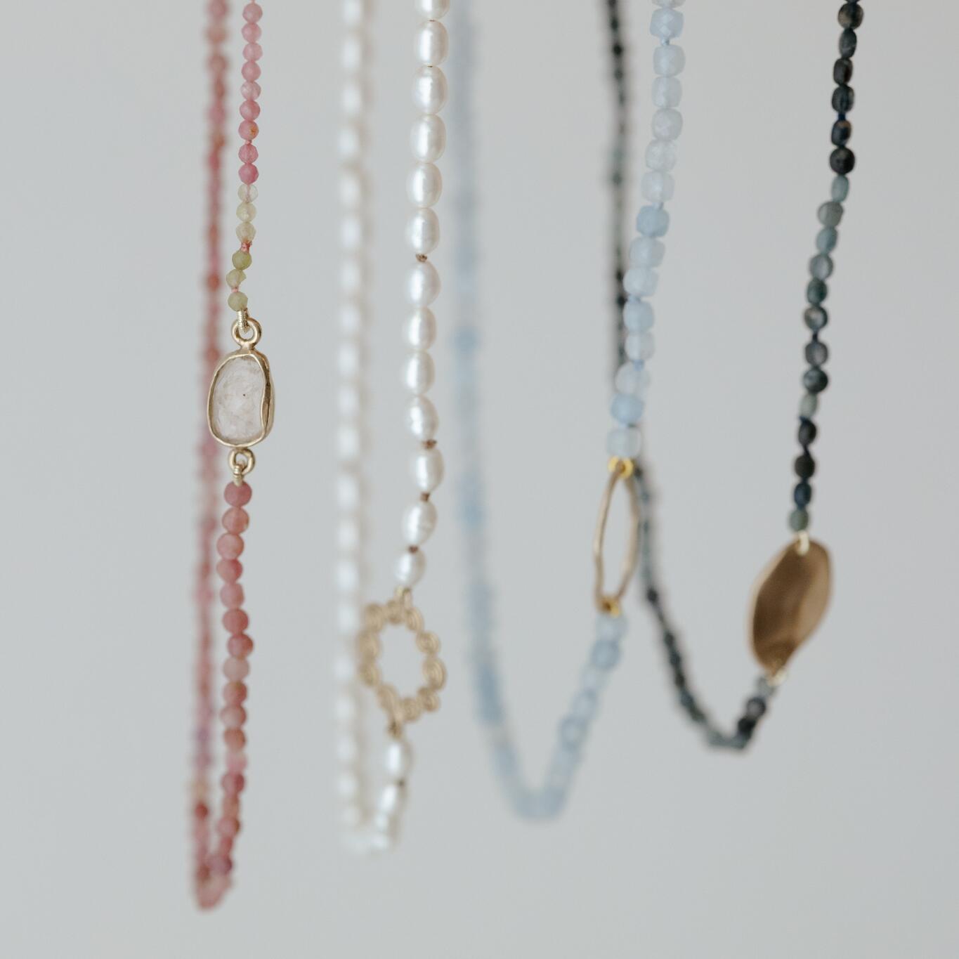 Collana con perle e spirali