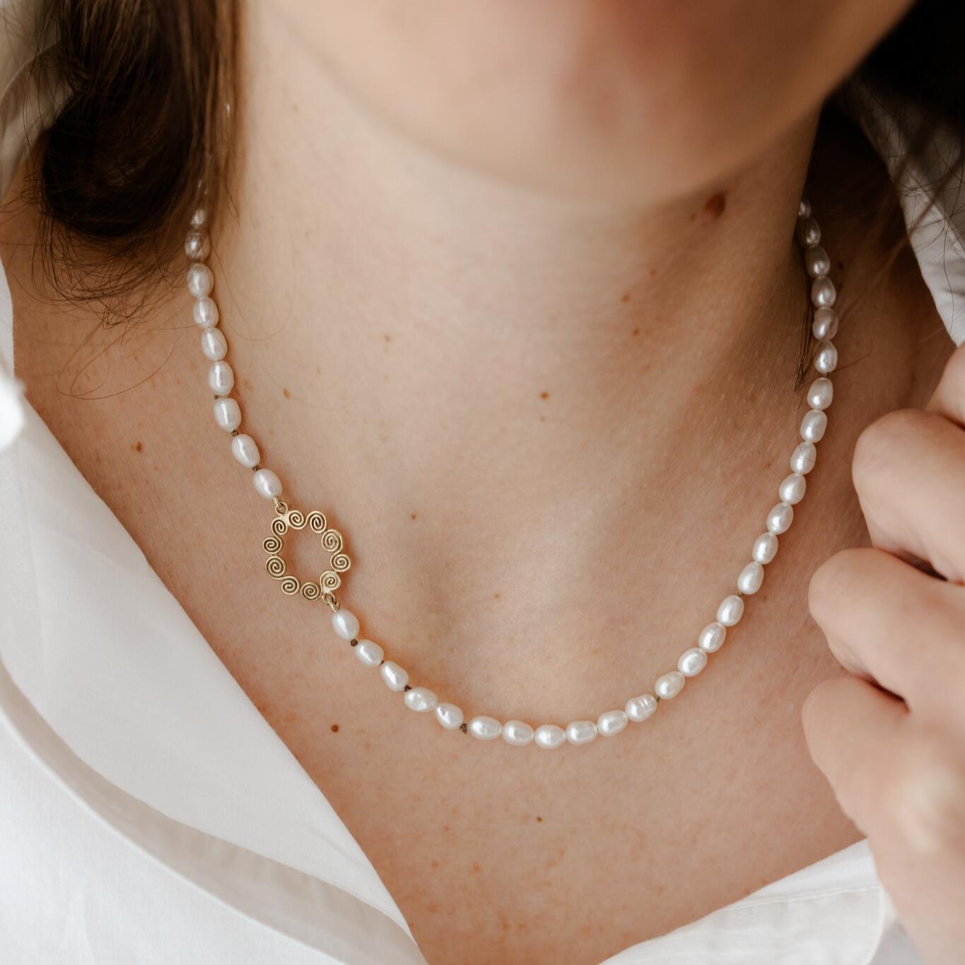 Collana con perle e spirali