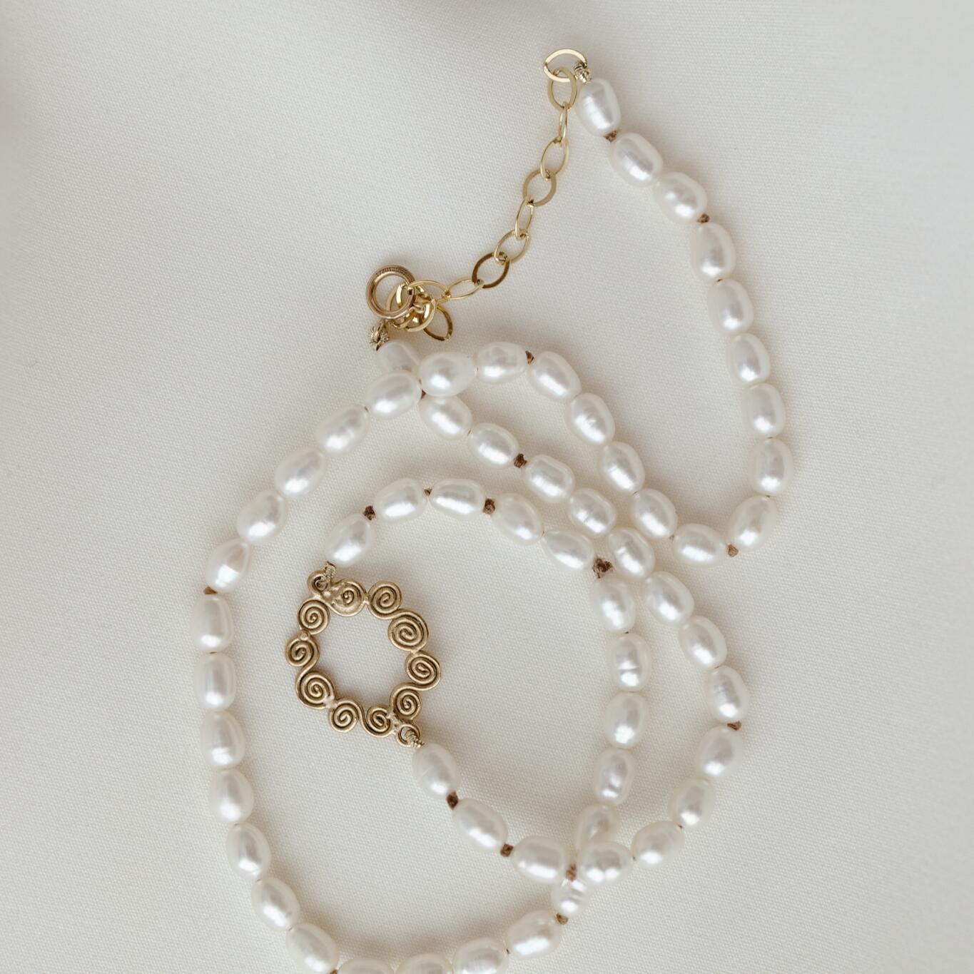 Collana con perle e spirali