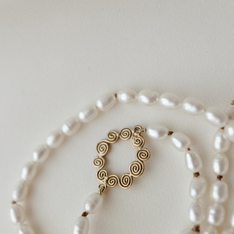 Collana con perle e spirali
