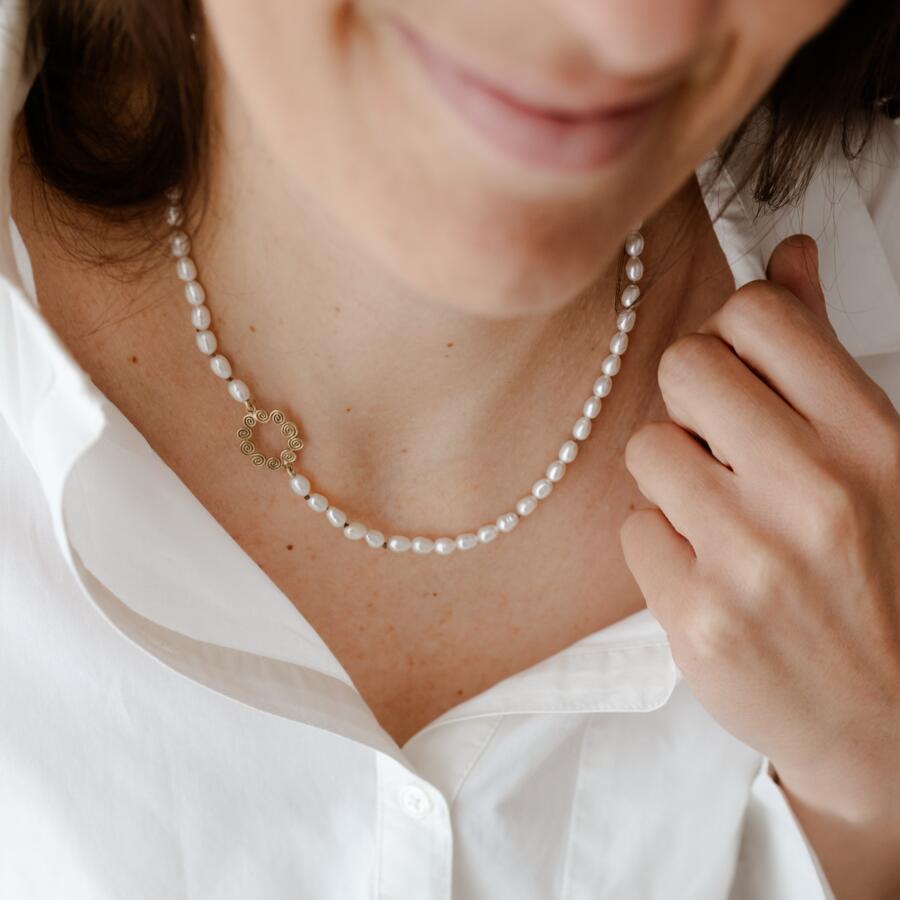 Collana con perle e spirali
