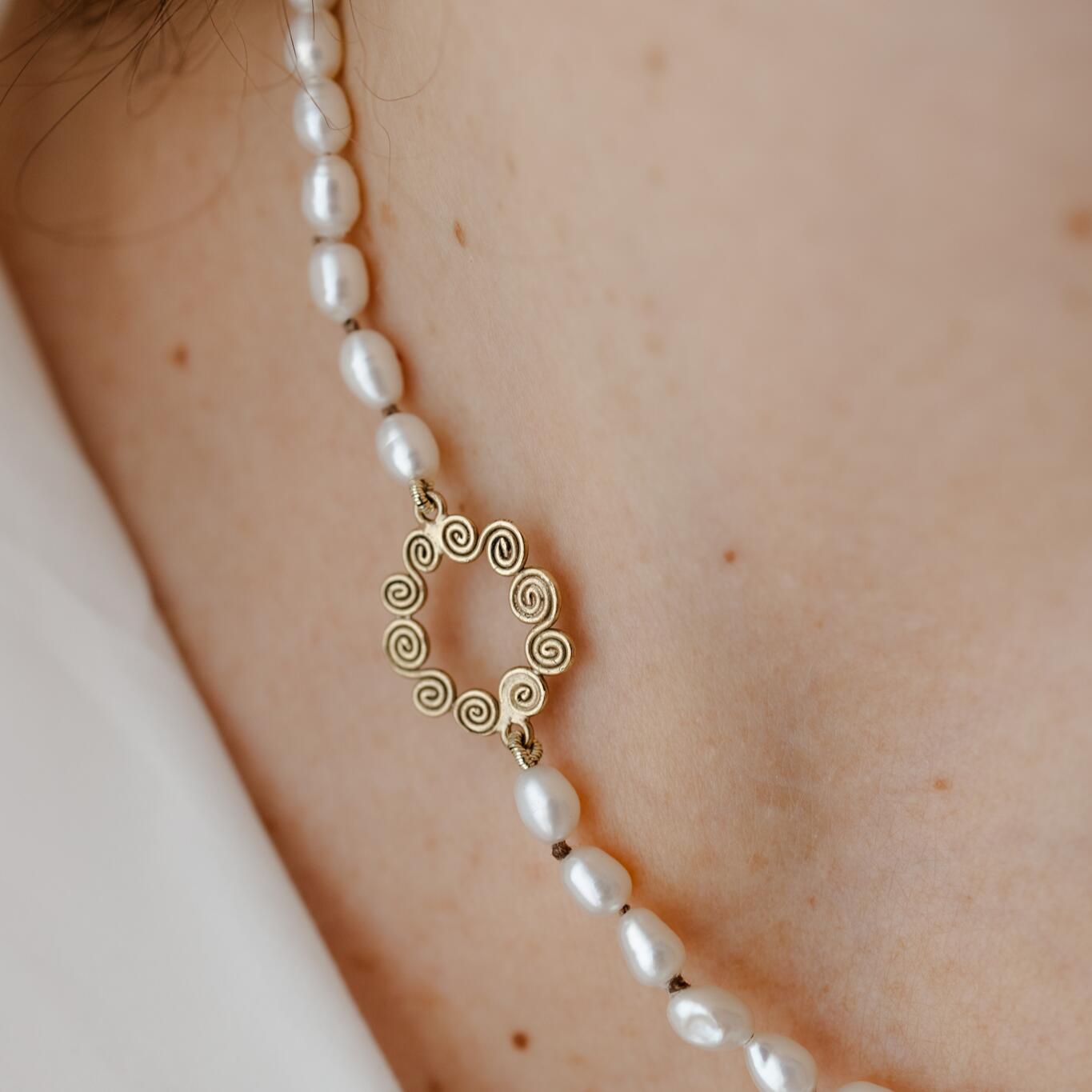 Collana con perle e spirali