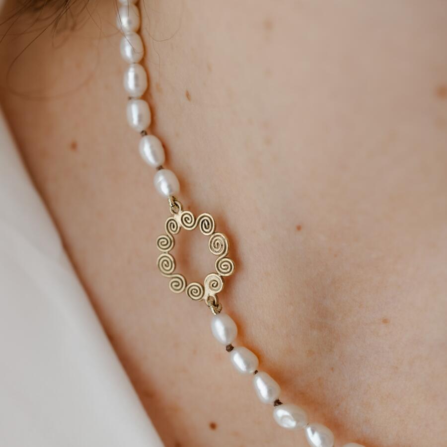 Collana con perle e spirali