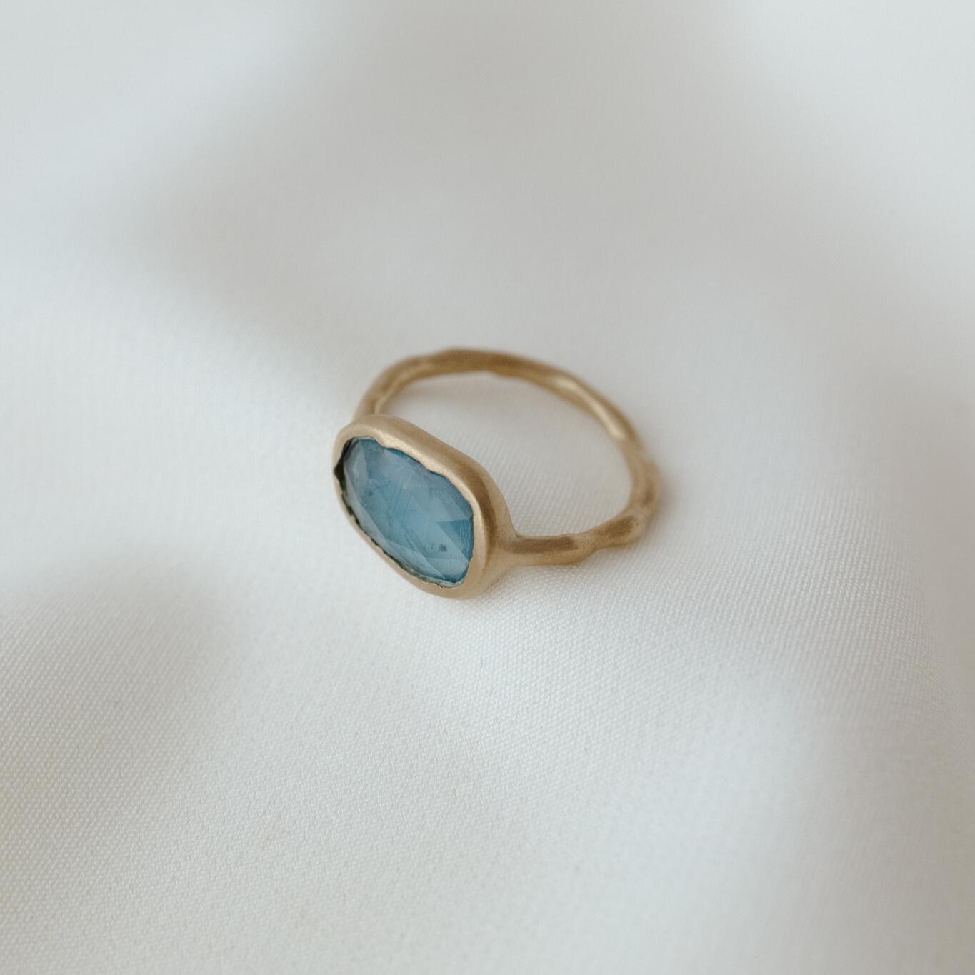 Anello con cianite orizzontale misura 12.5