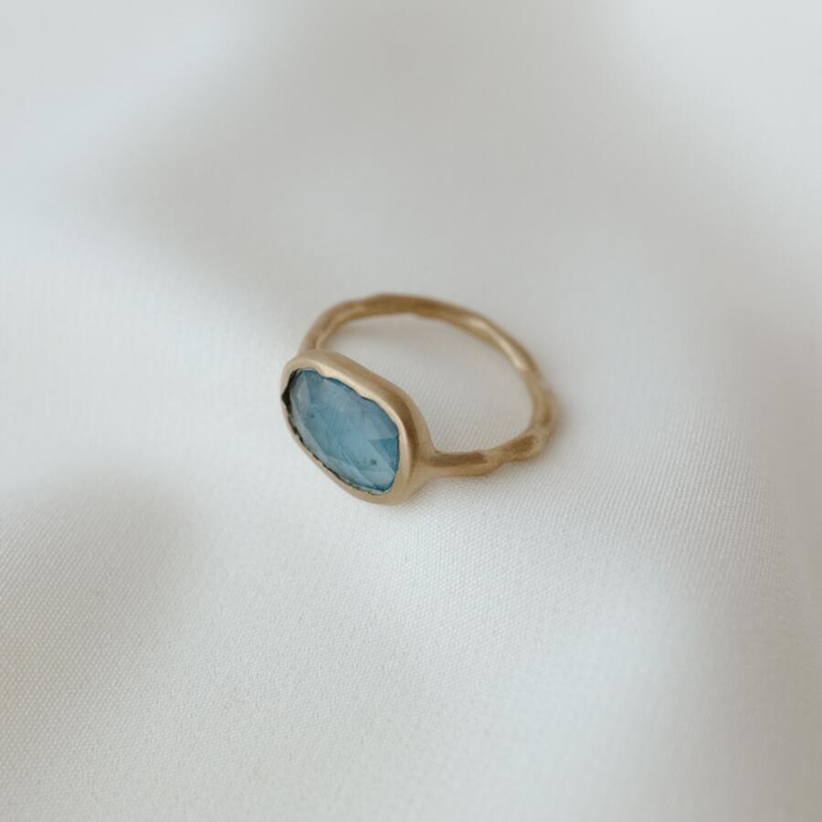 Anello con cianite orizzontale misura 12.5