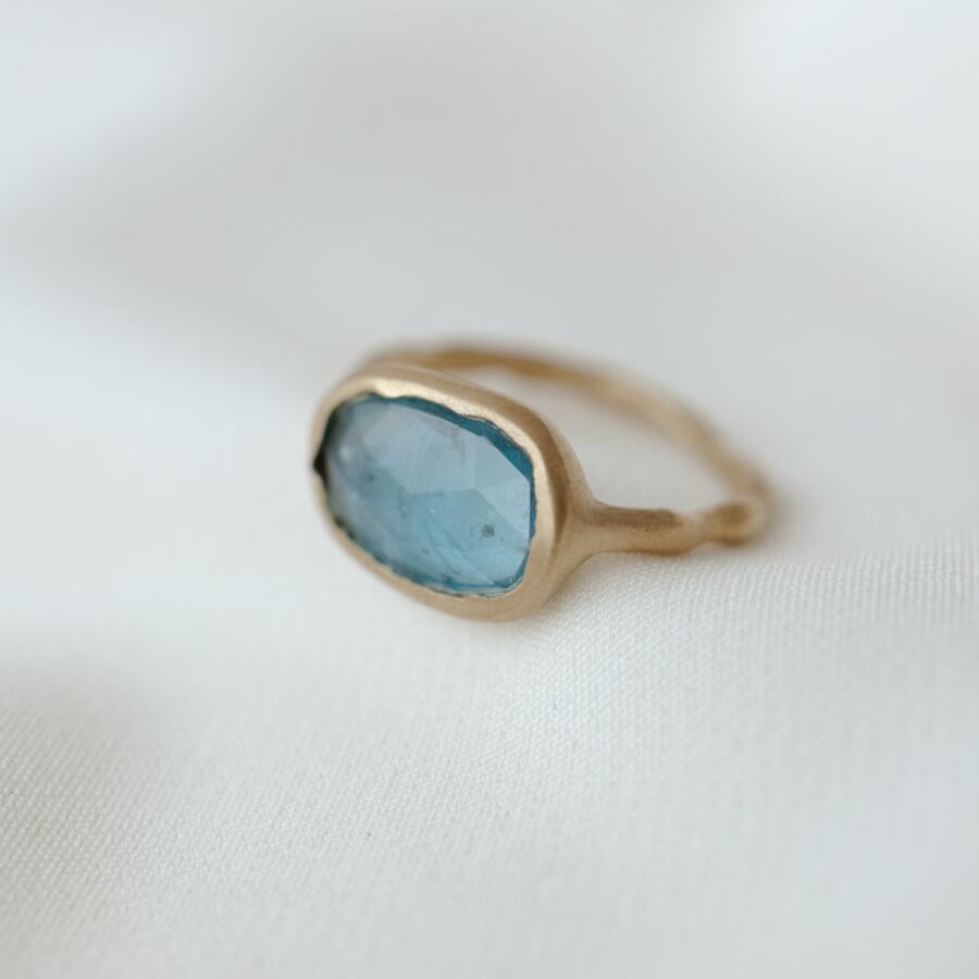Anello con cianite orizzontale misura 12.5