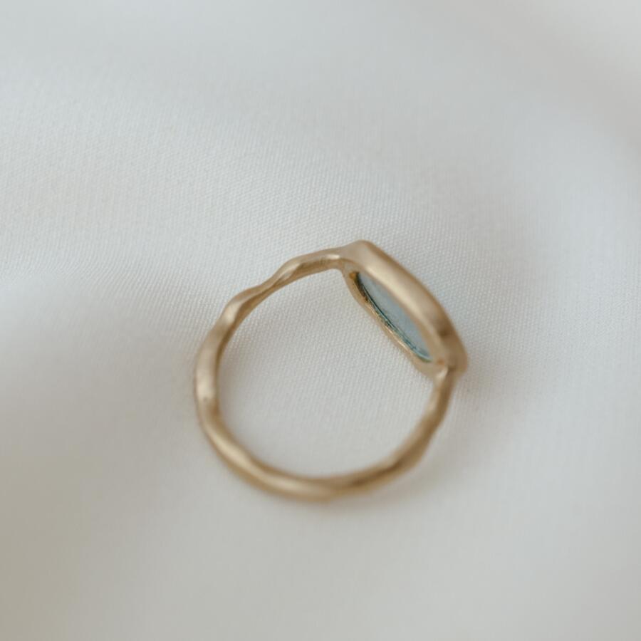 Anello con cianite orizzontale misura 12.5