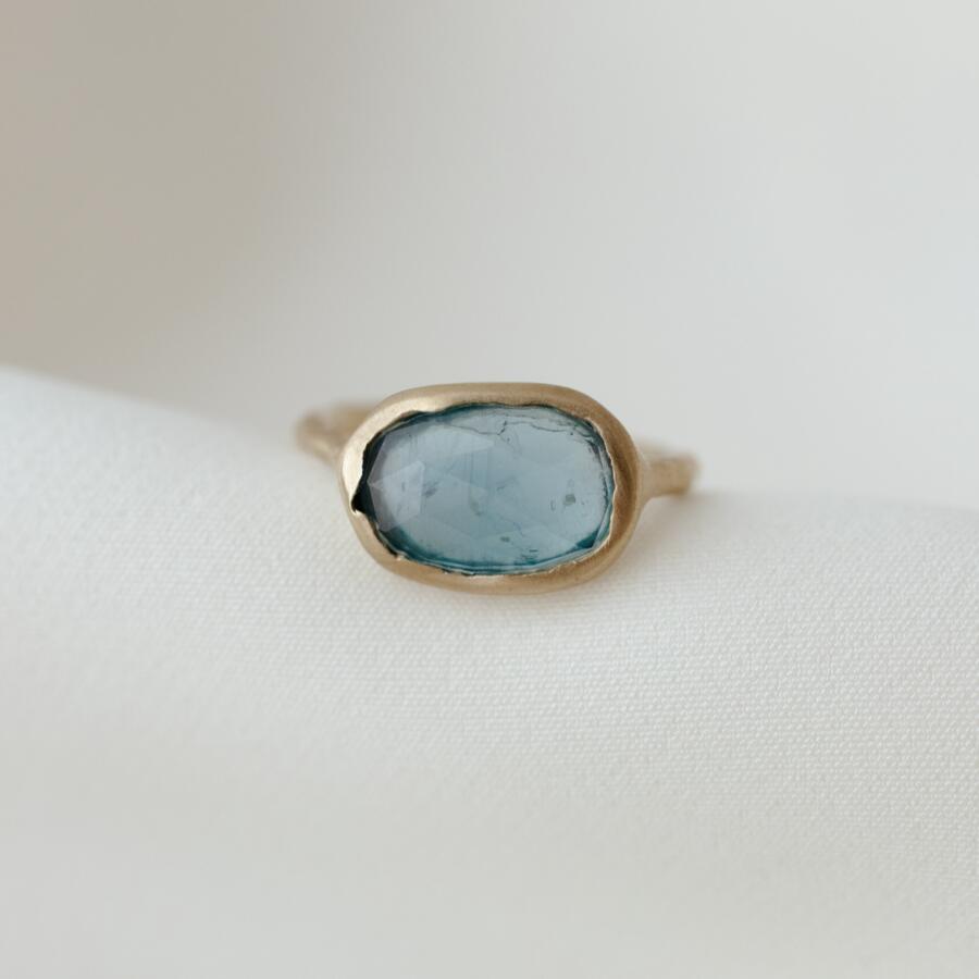 Anello con cianite orizzontale misura 12.5