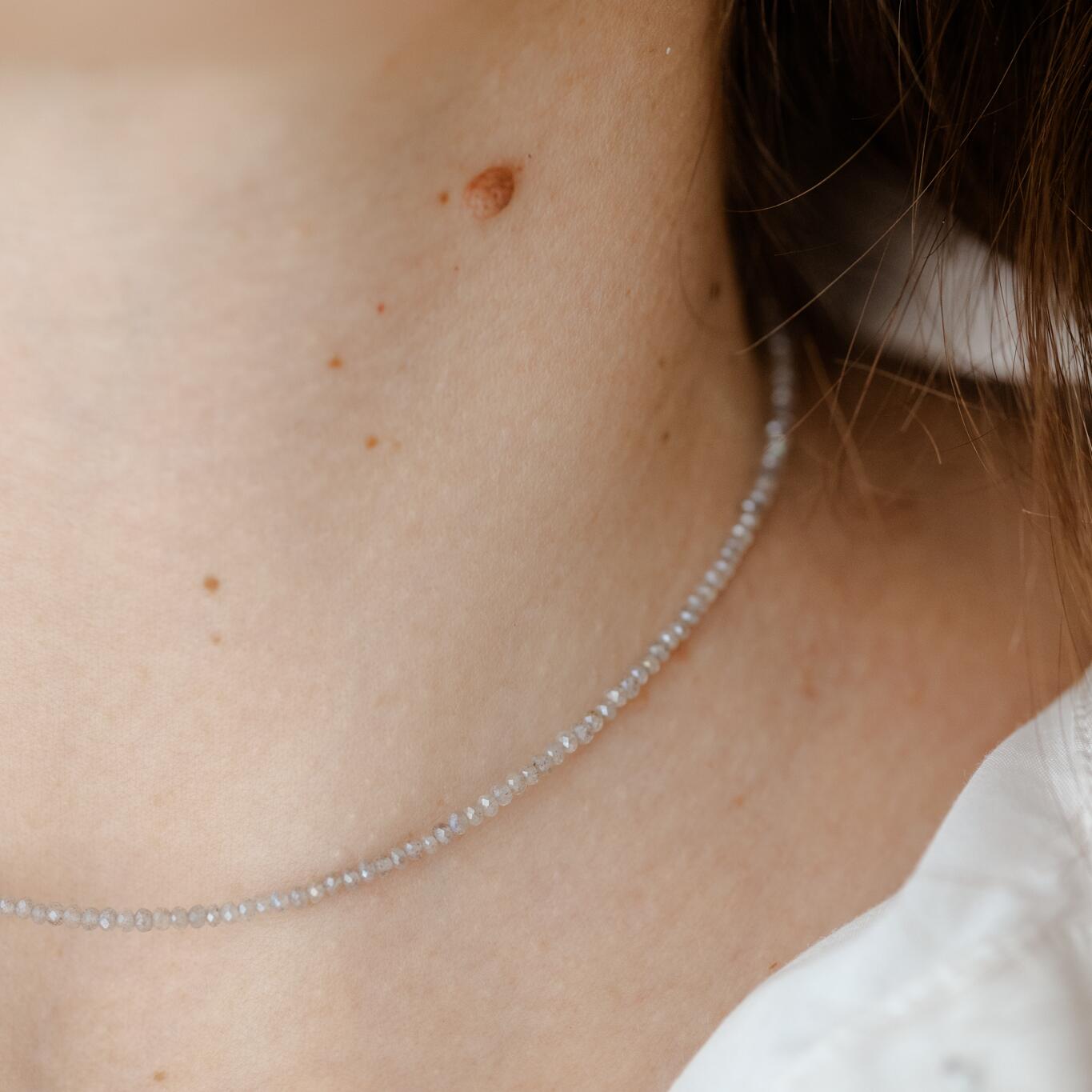 Collana con piccole pietre di labradorite naturale