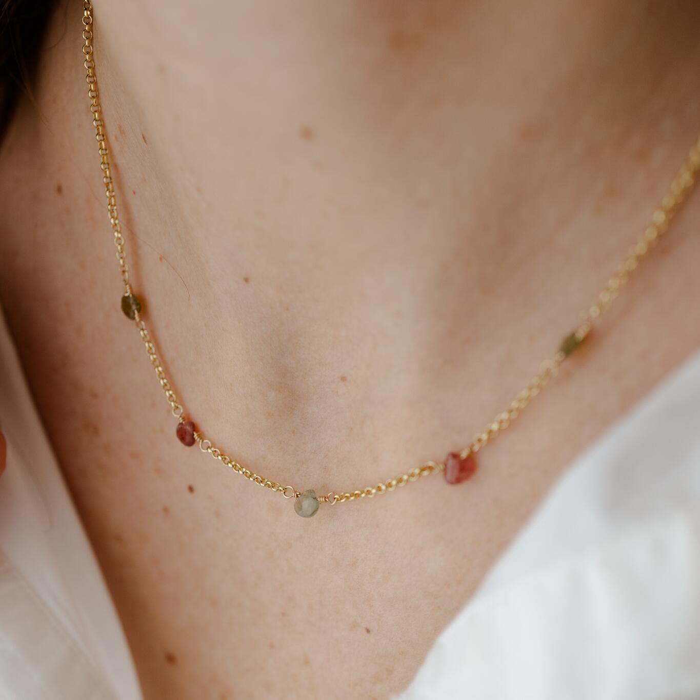 Collana con piccole gocce di tormalina multicolore