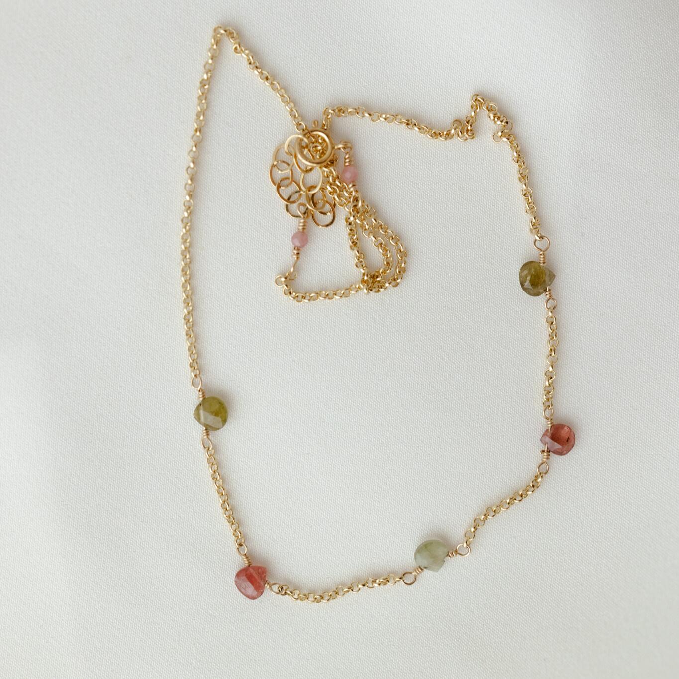 Collana con piccole gocce di tormalina multicolore