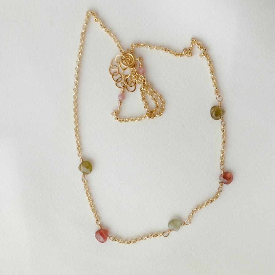 Collana con piccole gocce di tormalina multicolore