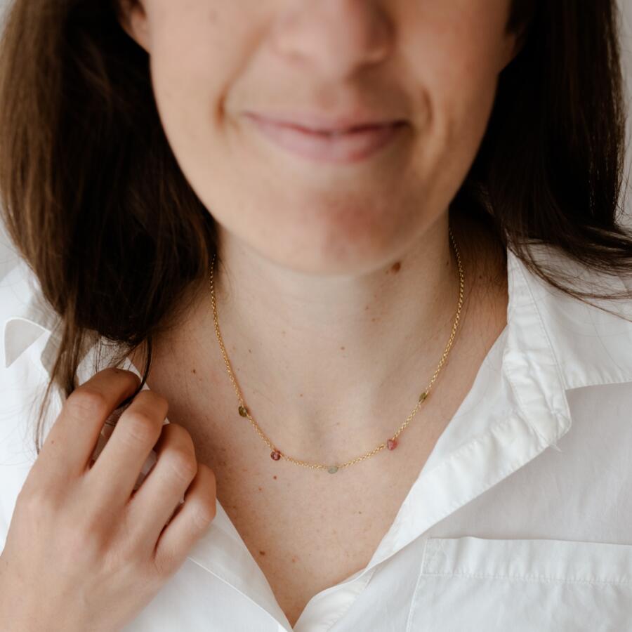 Collana con piccole gocce di tormalina multicolore
