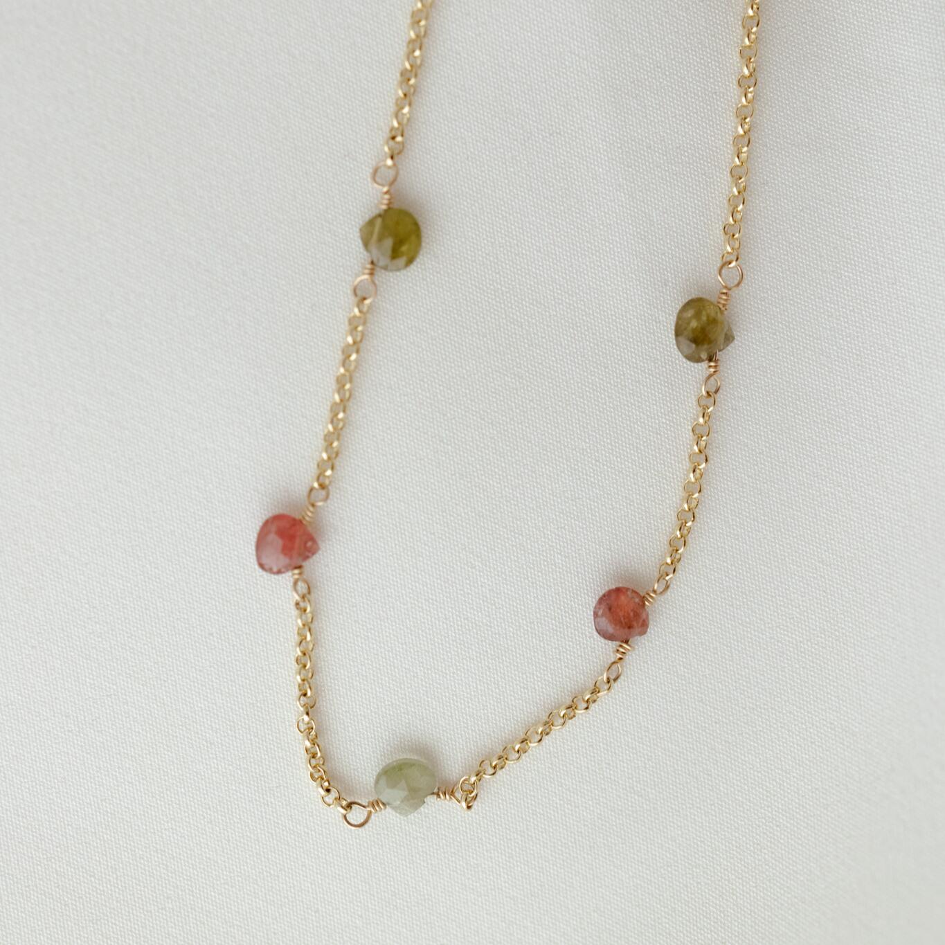 Collana con piccole gocce di tormalina multicolore