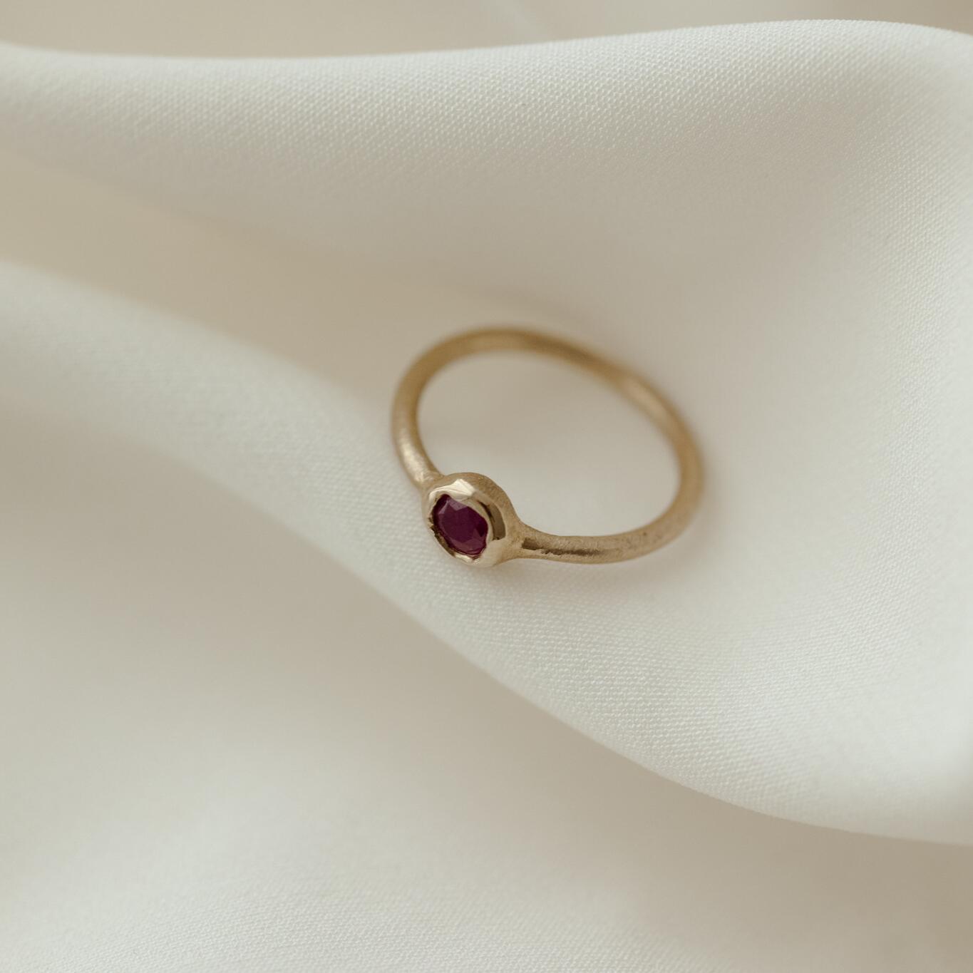 Anello con granato misura 11