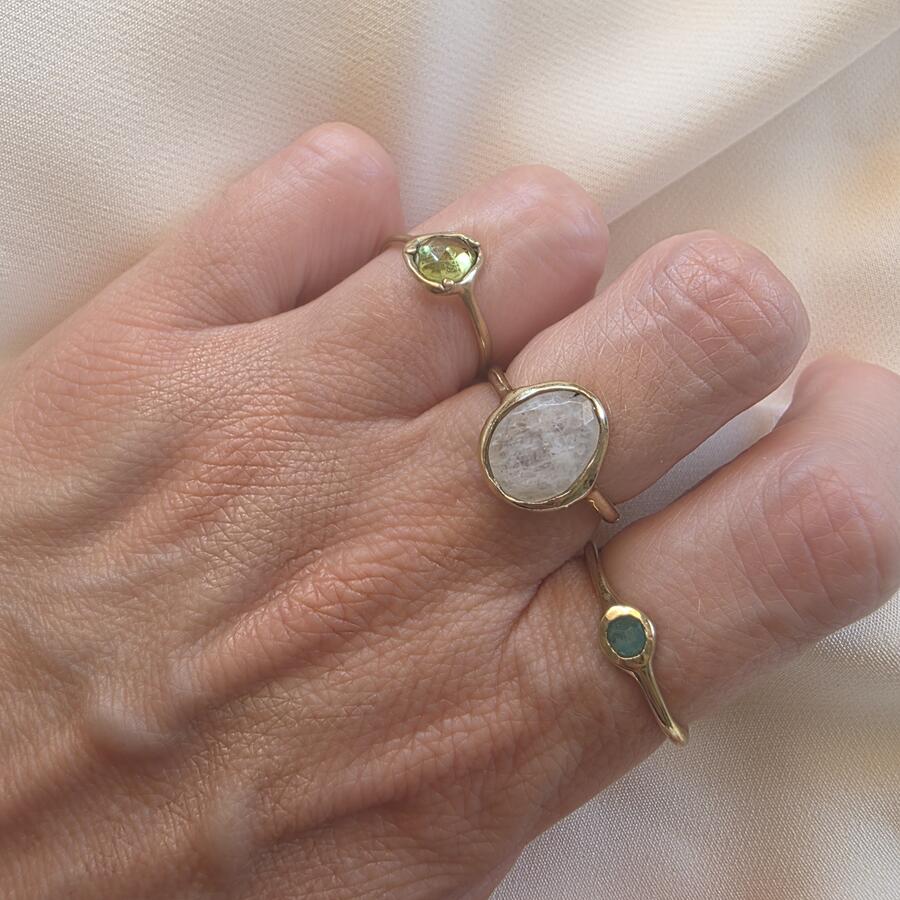 Anello con peridoto e griffes misura 15