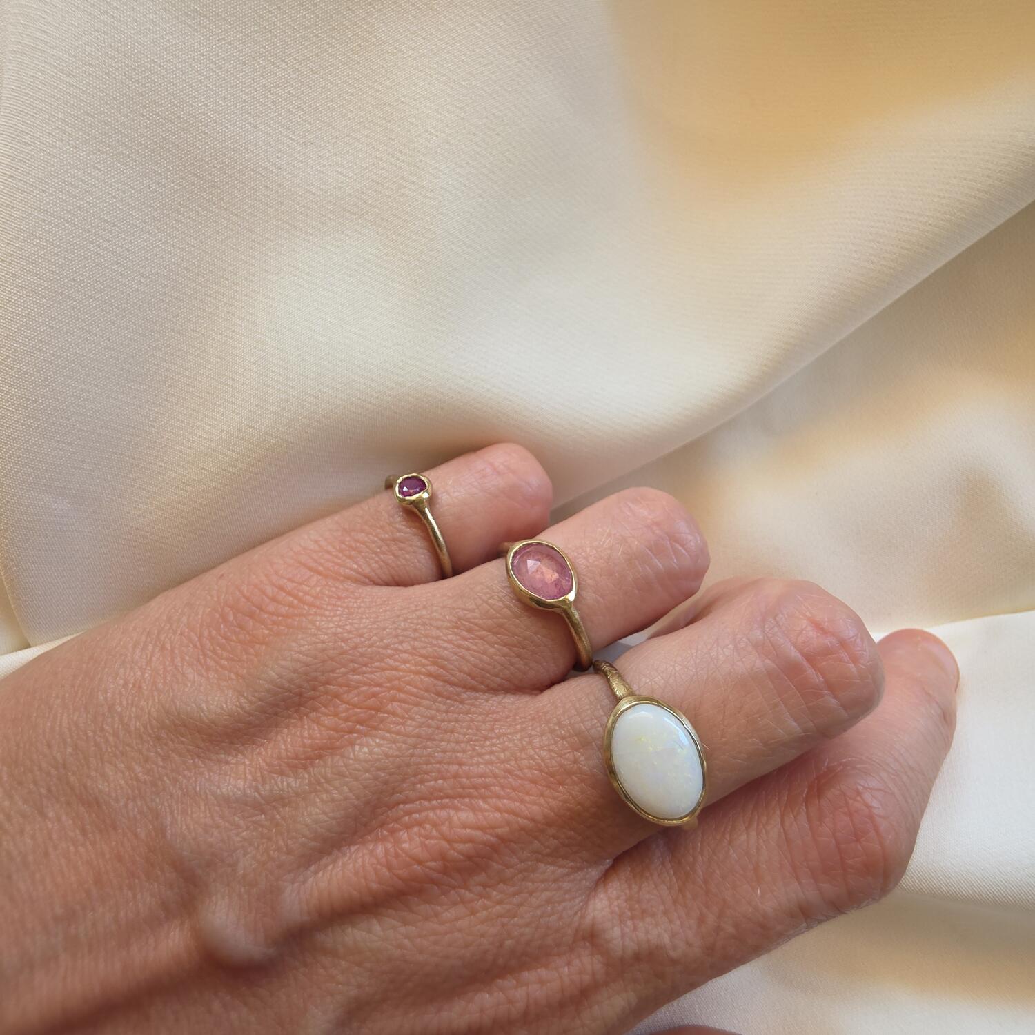Anello con opale sintetico misura 16.5