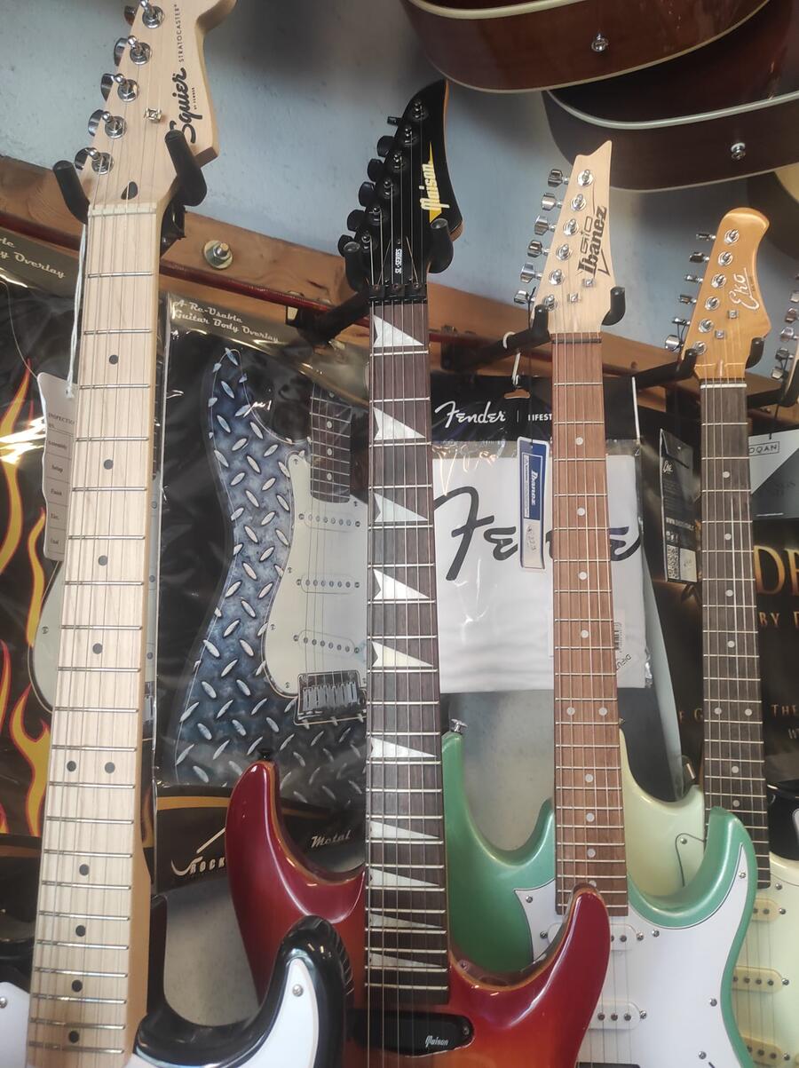 MAISON CHITARRA ELETTRICA ROSSA OCCASIONE