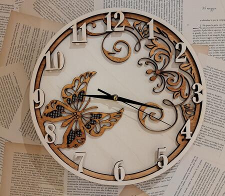Orologio farfalla e ricamo