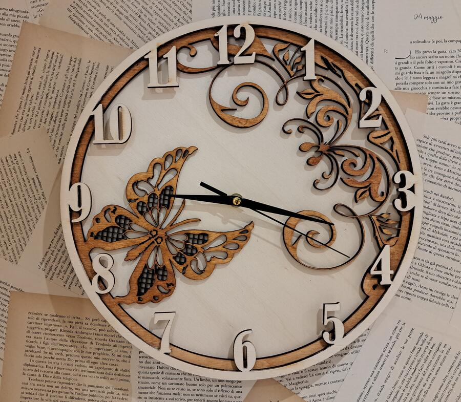Orologio farfalla e ricamo