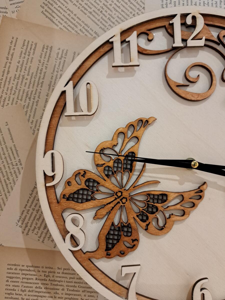 Orologio farfalla e ricamo