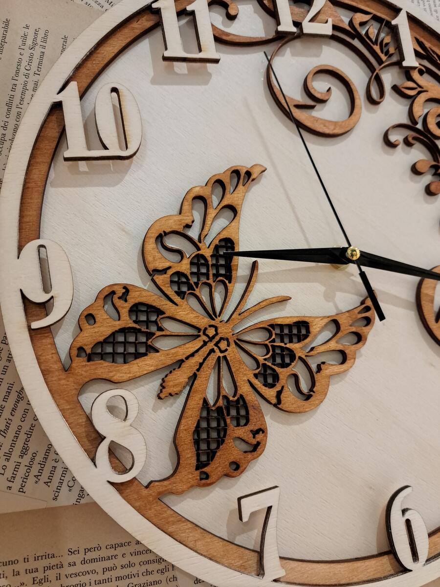 Orologio farfalla e ricamo