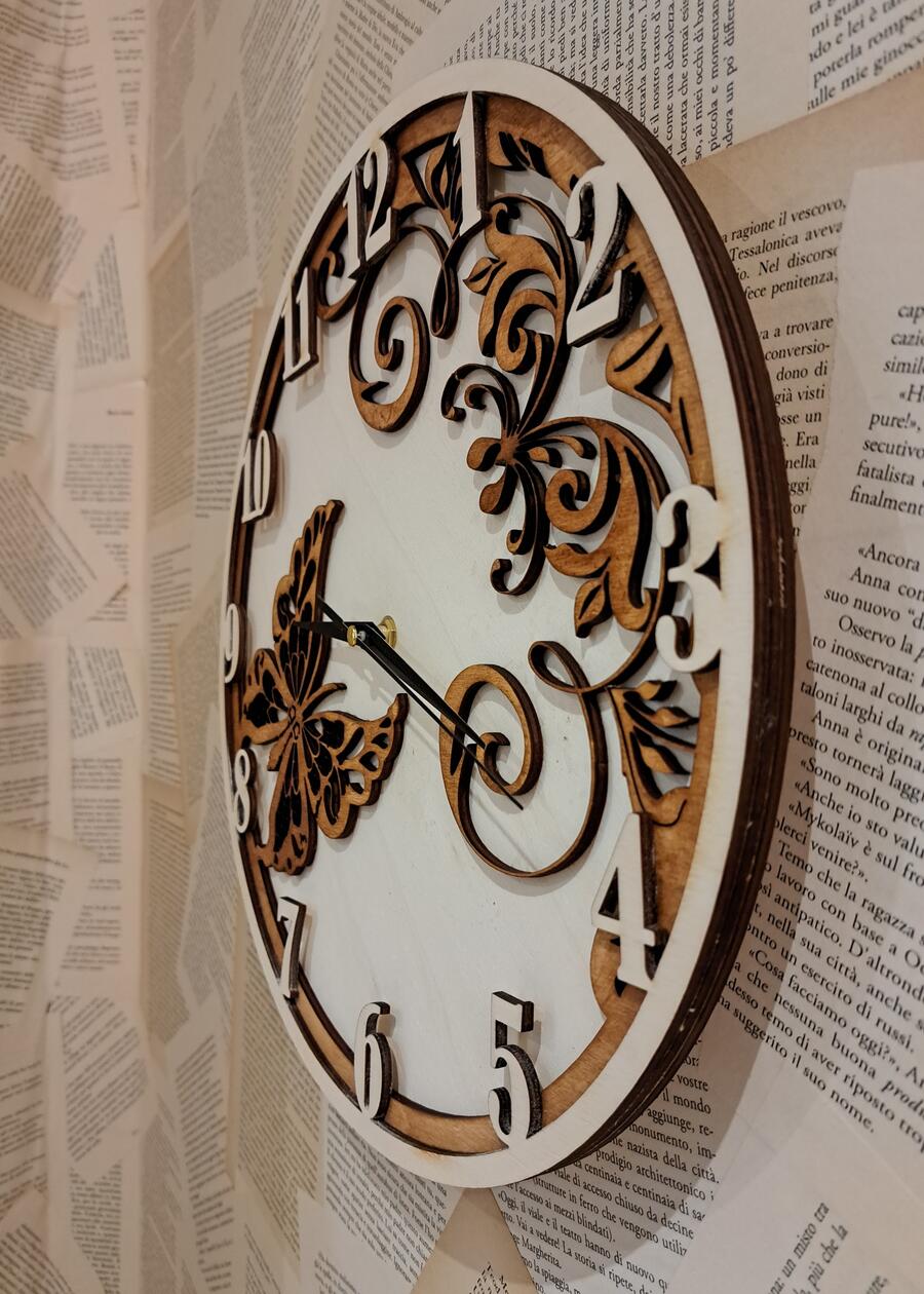 Orologio farfalla e ricamo