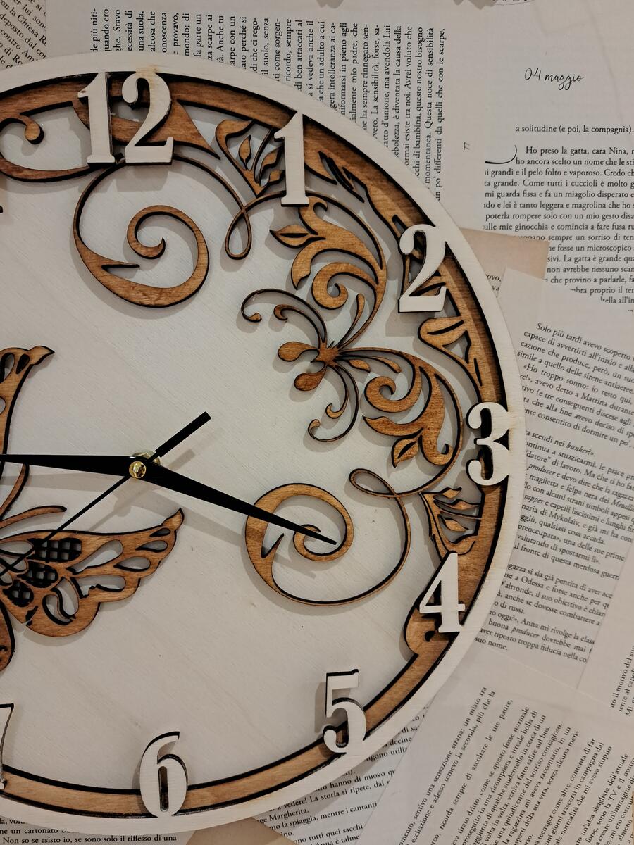 Orologio farfalla e ricamo