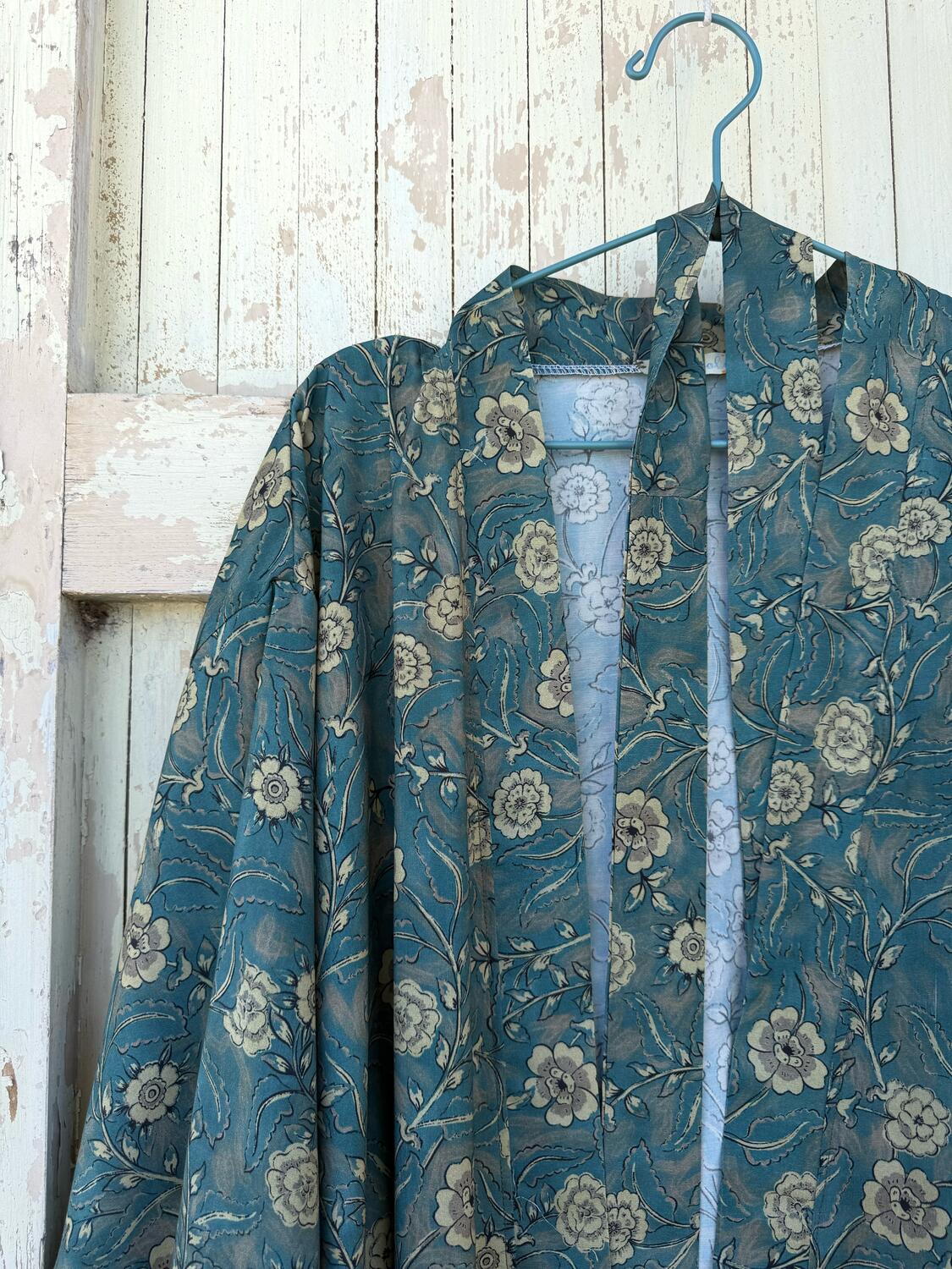 Kimono fiori su verde