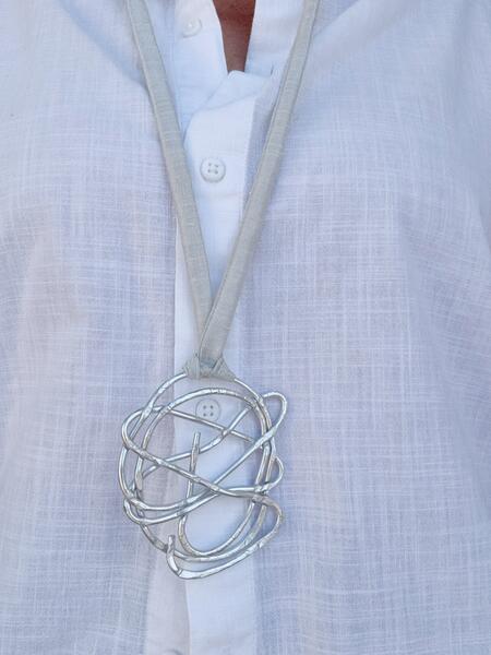 Collana seta grigio perla