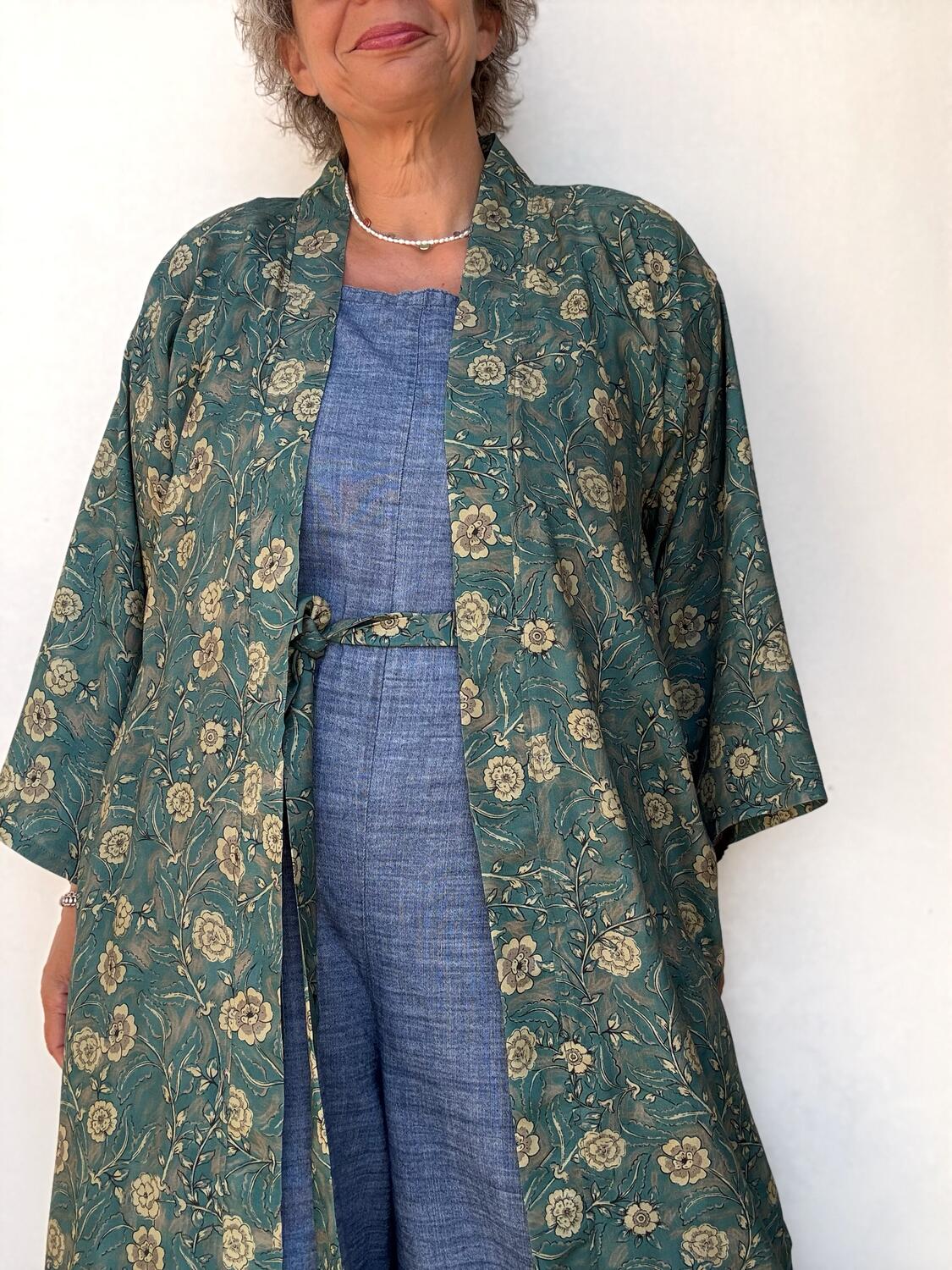 Kimono fiori su verde