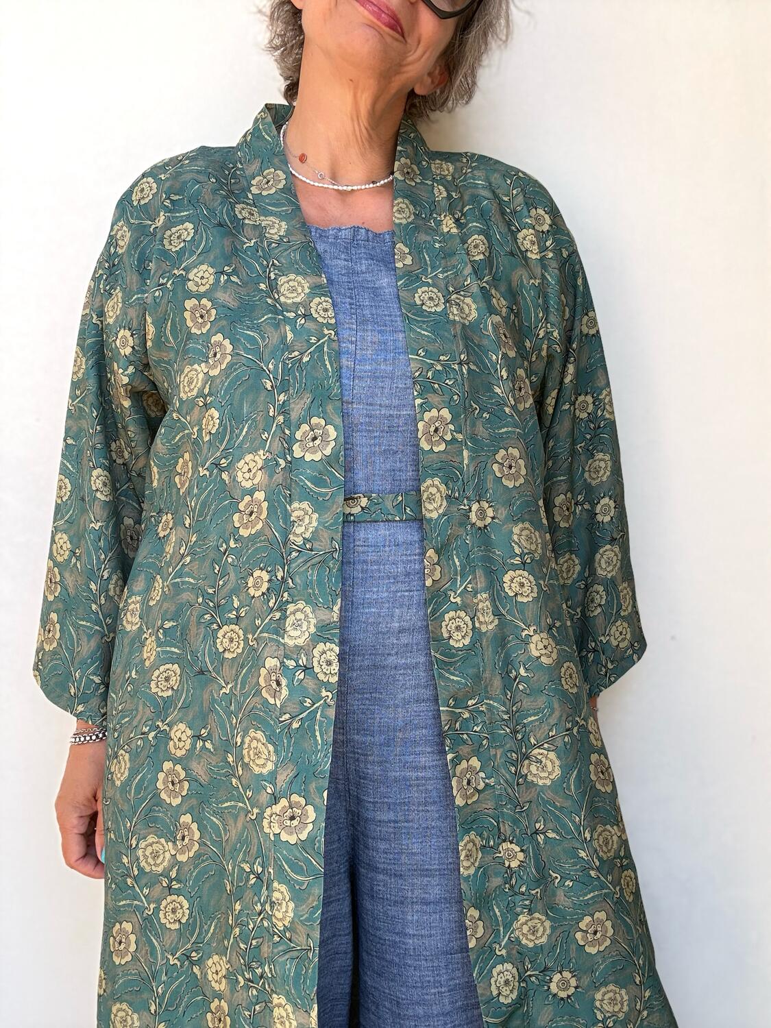 Kimono fiori su verde